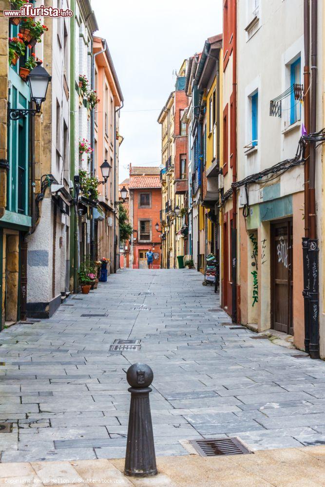 Immagine Un vicolo nel vecchio quartiere dei pescatori di Gijon, Spagna: questa zona è nota come Cimadevilla - © Kevin Hellon / Shutterstock.com