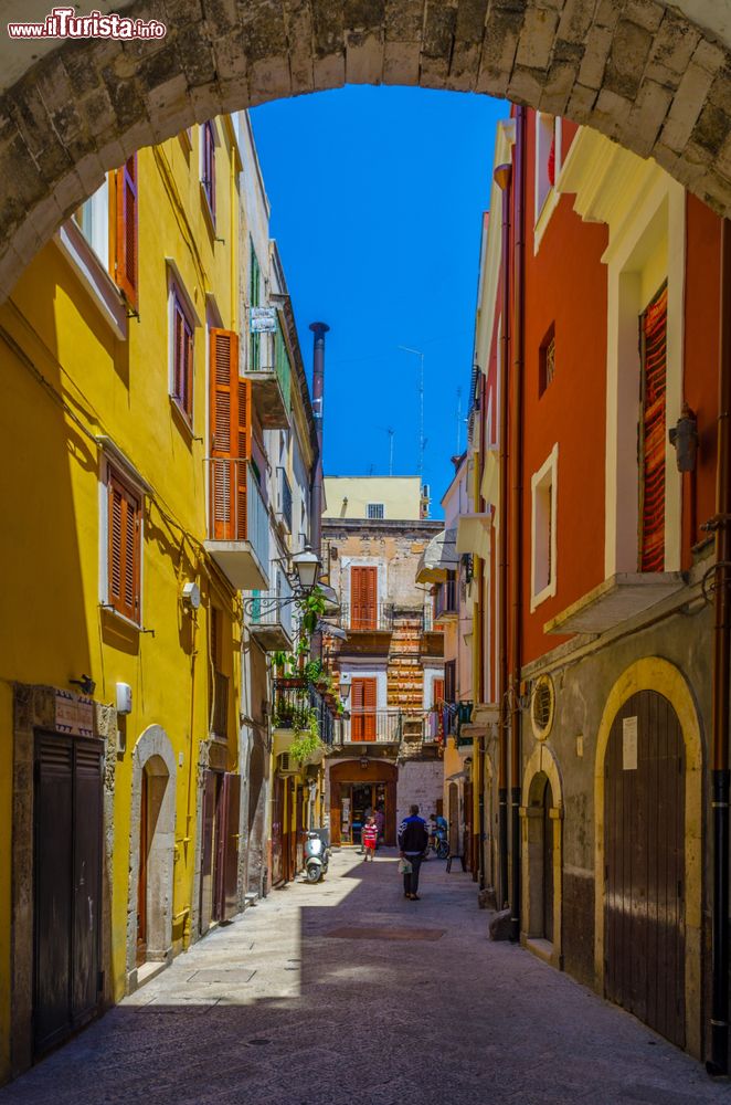 Immagine Un vicolo stretto del centro storico di Bari, Puglia.