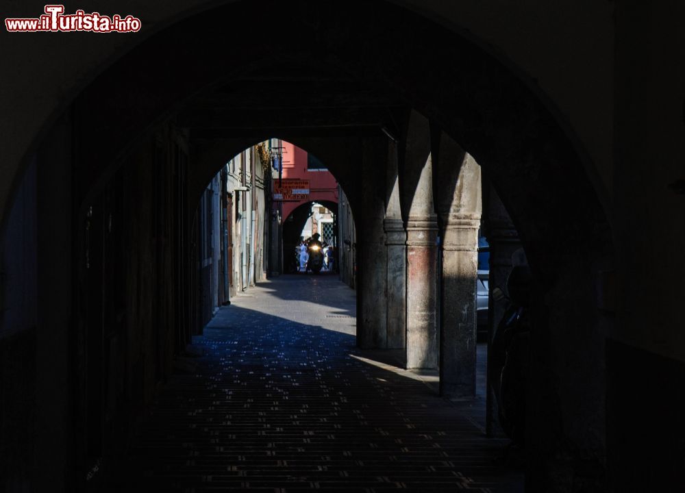 Immagine Un vicolo stretto e in penombra nella città di Chioggia, Veneto, Italia.