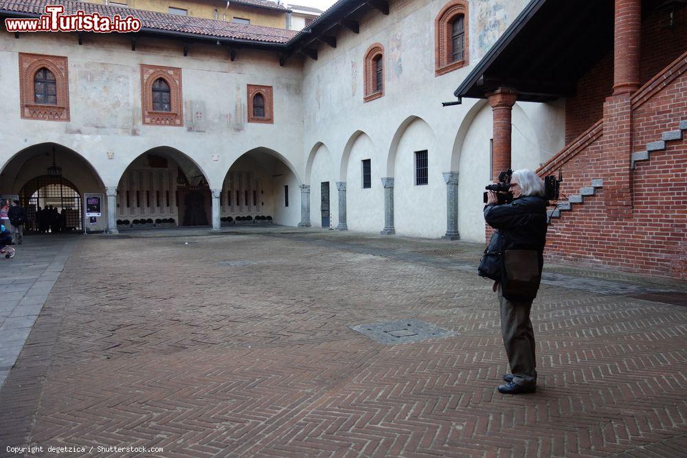 Immagine Un video maker al museo del Broletto a Novara, Piemonte - © degetzica / Shutterstock.com