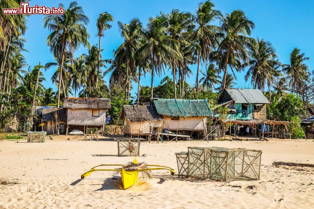 Immagine Un villaggio di case su palafitta nell'isola di Palawan, Filippine.