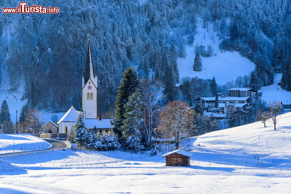 Immagine Un villaggio di montagna vicino a Oberstdorf (Germania) in inverno dopo un'abbondante nevicata.