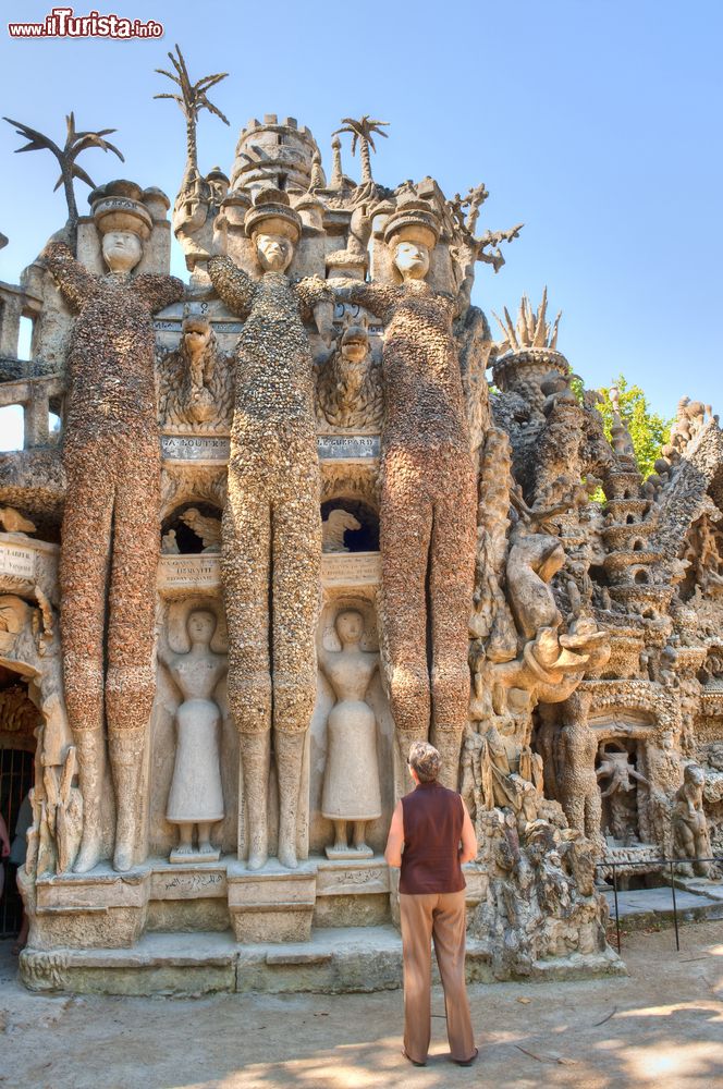 Immagine Un visitatore in ammirazione del Palazzo Ideale di Hauterives in Francia