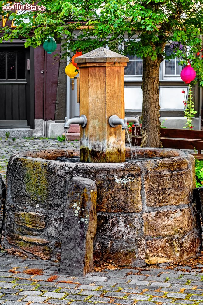 Immagine Una antica fontana in una piazzetta di Alsfeld in Germania (Assia)