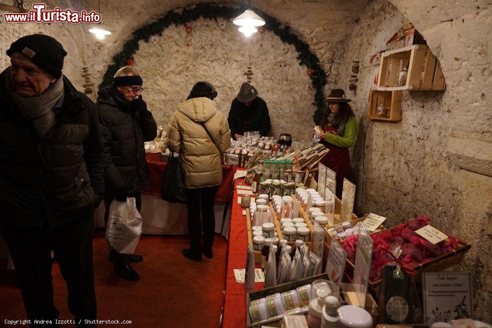 Immagine Una bancarella al mercatino di Natale a Rango, Trentino Alto Adige - © Andrea Izzotti / Shutterstock.com