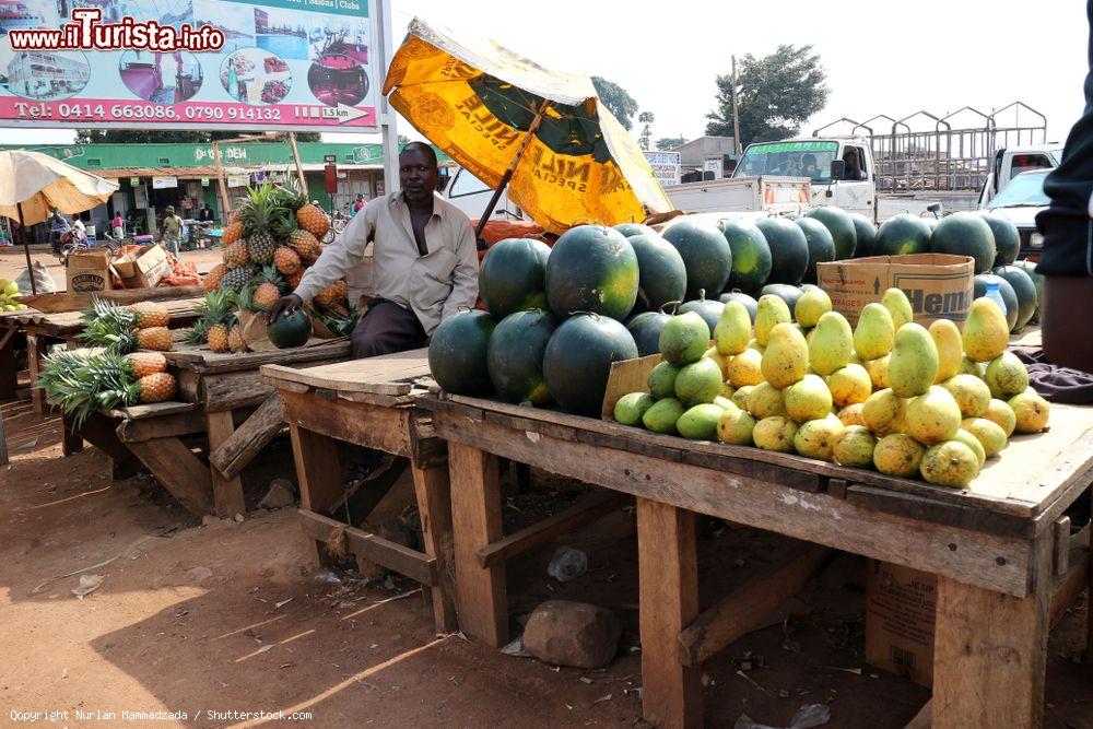 Immagine Una bancarella al mercato di Kampala, Uganda. Un uomo vende frutta all'angolo di una strada della capitale ugandese - © Nurlan Mammadzada / Shutterstock.com