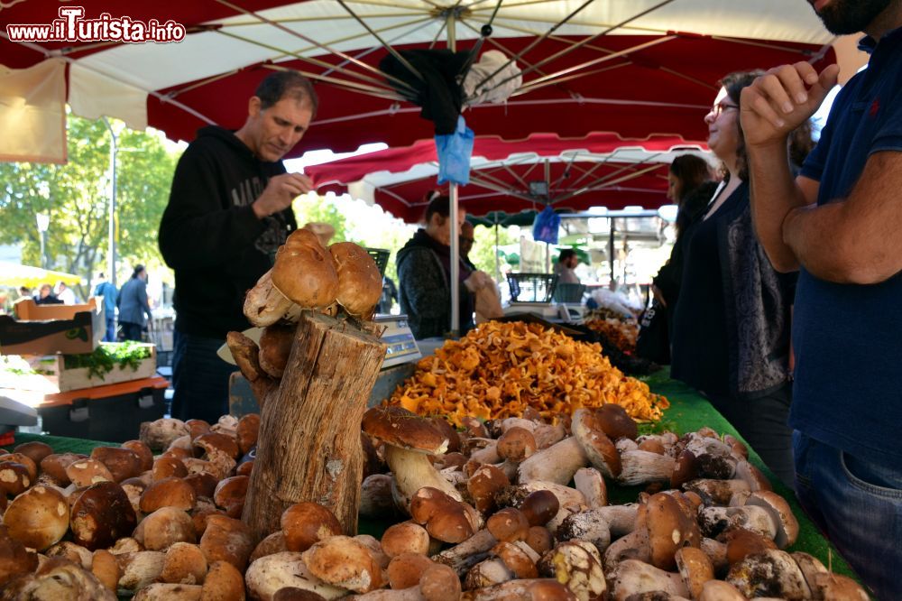 Immagine Una bancarella del mercato di Aix-en-Provence durante un sabato mattina d'autunno.