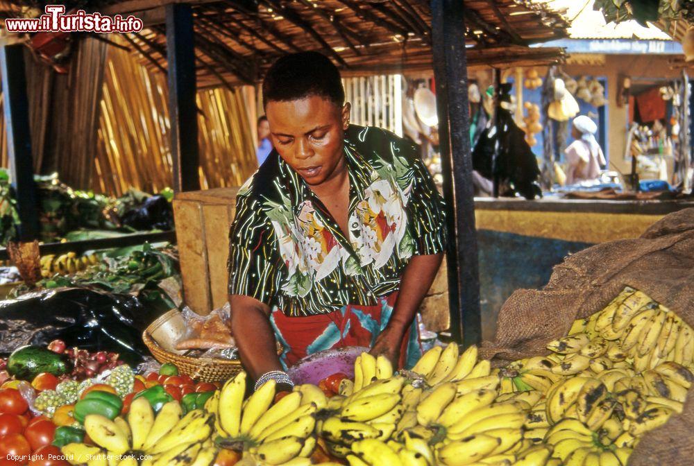 Immagine Una bancarella di frutta al mercato di Kampala, Uganda: questo paese è uno dei più poveri al mondo - © Pecold / Shutterstock.com