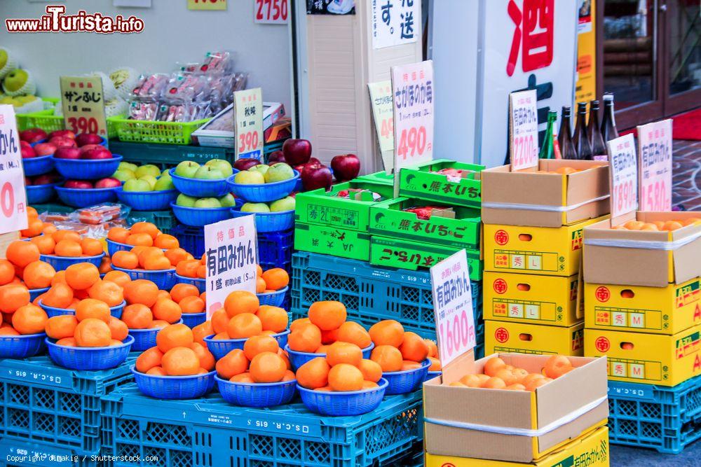 Immagine Una bancarella di frutta fresca al mercato di Nara, Giappone - © dimakig / Shutterstock.com