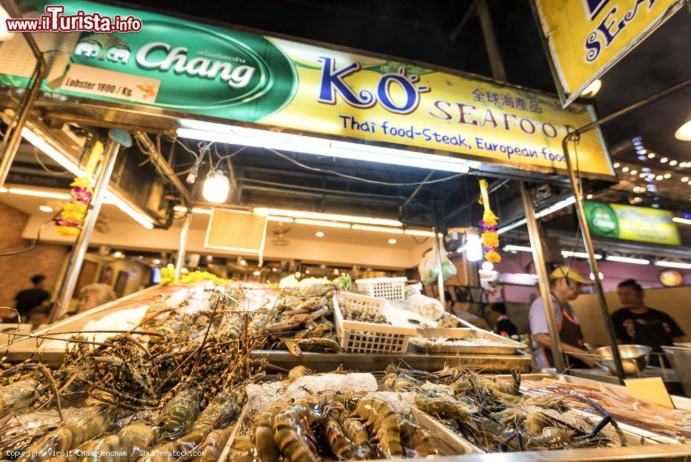 Immagine Una bancarella di pesce al mercato di street food a Hua Hin, provincia di Prachuap Khiri Khan, Thailandia - © Virojt Changyencham / Shutterstock.com
