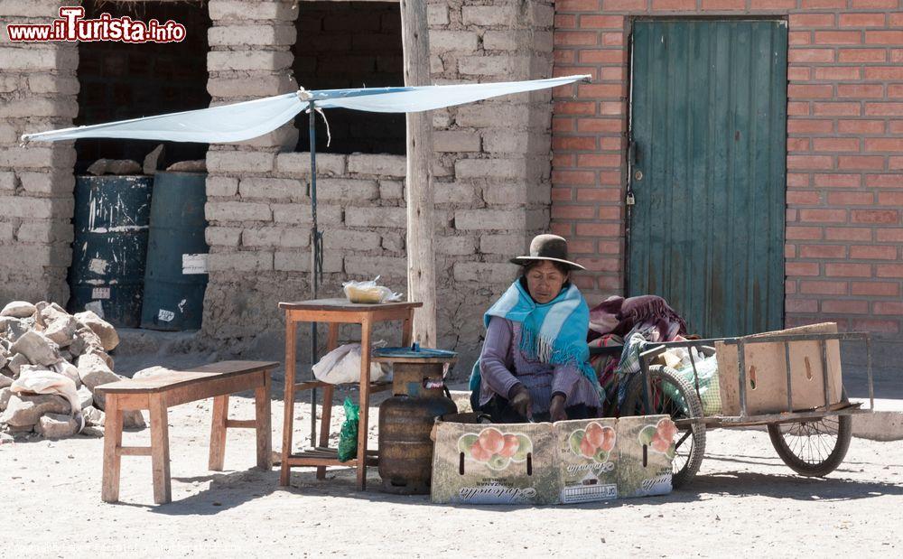 Immagine Una bancarella sulla strada per Oruro, Bolivia: qui si possono acquistare piatti di street food - © Laura Facchini / Shutterstock.com