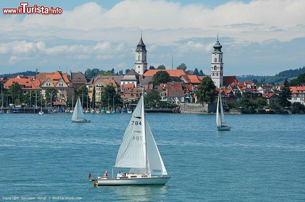 Immagine Una barca a vela sul lago di Costanza con la città di Lindau sullo sfondo (Germania) - © Salvador Aznar / Shutterstock.com