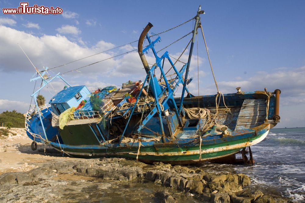 Immagine Una barca abbandonata sulla costa della Marina di Pozzallo in Sicilia