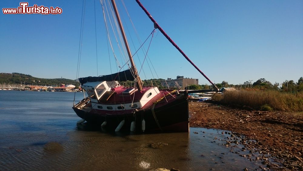 Immagine Una barca affondata sulle rive di La Seyne-sur-Mer, Provenza, Francia.