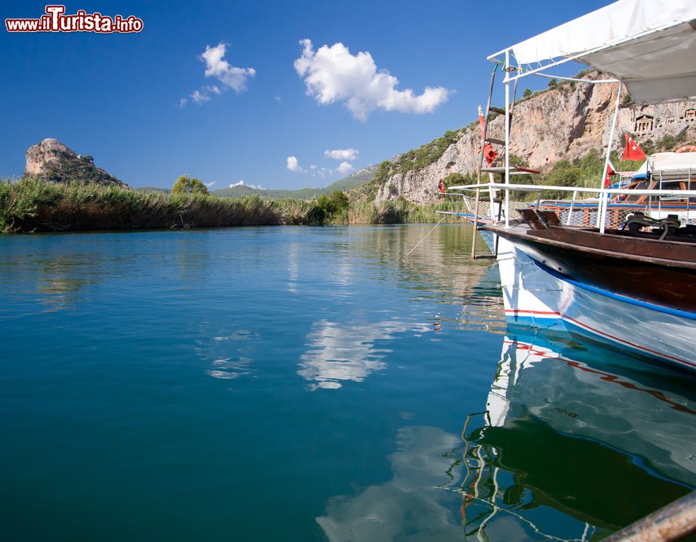 Immagine Una barca in attesa di turisti per effettuare il tour sulle calme acque del fiume a Dalyan, Turchia.