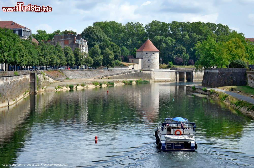 Immagine Una barca naviga sul fiume Doubs a Besancon, Francia. Sullo sfondo, la torre medievale Pelote - © Denis Costille / Shutterstock.com