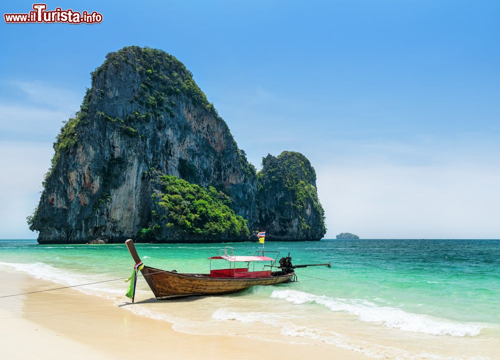 Immagine Una barca ormeggiata sulla spiaggia di Phra Nang, Thailandia.