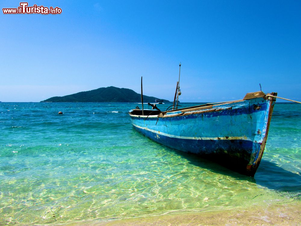 Immagine Una barca solitaria nelle acque caraibiche di Cayos Cochinos, Hondurs.