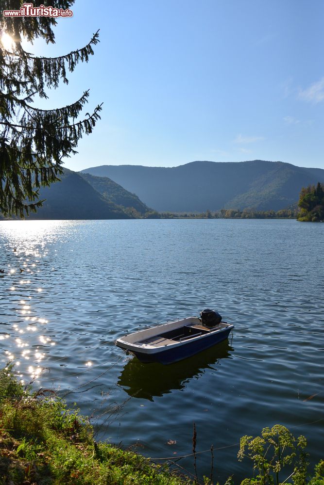 Immagine Una barca sul lago nei pressi di Piediluco in Umbria