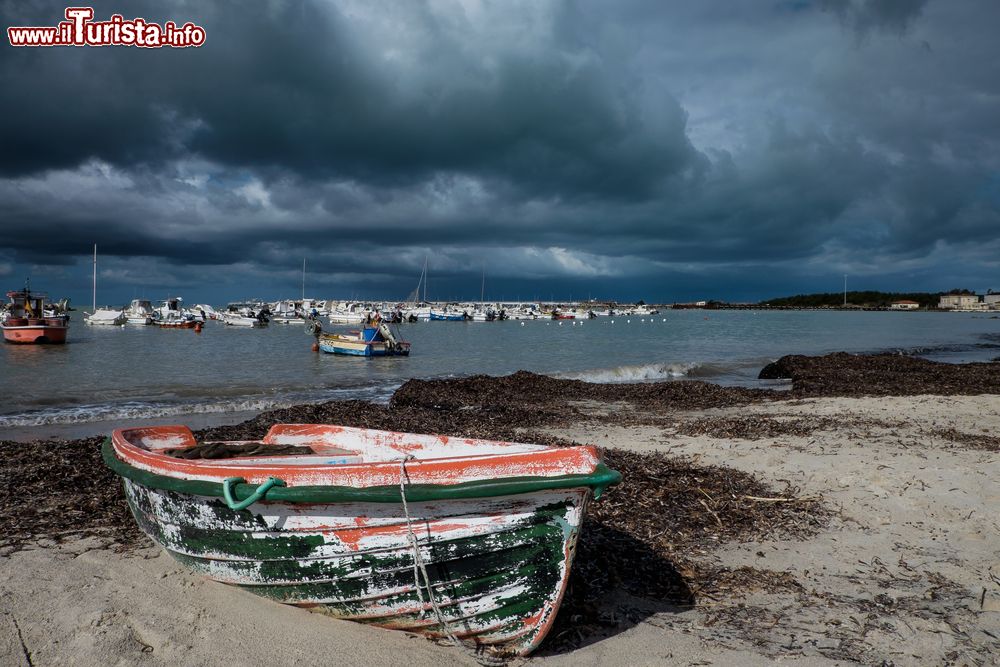 Immagine Una barca sulla spiaggia di Vada in Toscana.