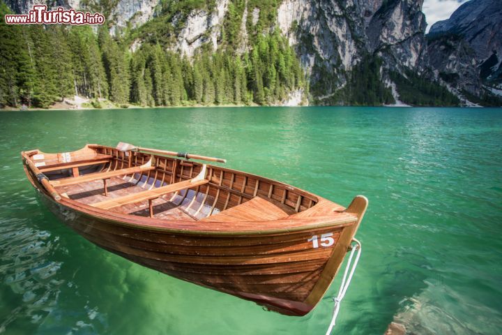 Immagine Una barca sulle acque limpide del Lago di Braies in Trentino Alto Adige  - © Federica Violin / Shutterstock.com