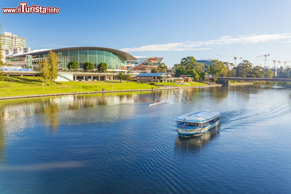 Immagine Una barca turistica in tour lungo il fiume a Adelaide, Australia. 