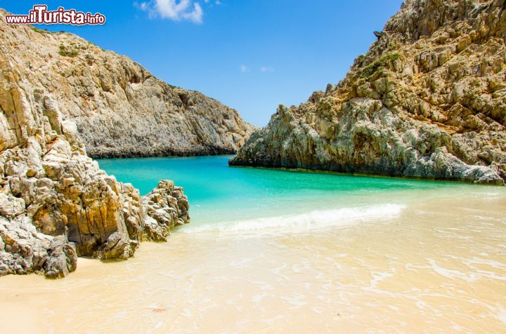 Immagine Una bella baia isolata nel sud di Creta, vicino a Chania - © Simon Dannhauer / Shutterstock.com