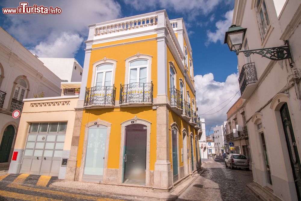 Immagine Una bella casa ad angolo nella città di Olhao, Portogallo. A caratterizzare l'architettura di molti edifici di questa città è la terrazza che sostituisce spesso i tetti.