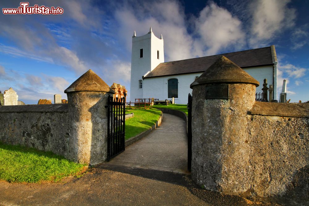 Immagine La  bella chiesa di Ballintoy in Irlanda