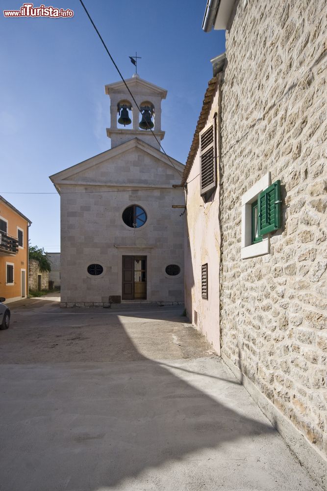 Immagine Una bella chiesetta in pietra a Bibinje, Croazia.