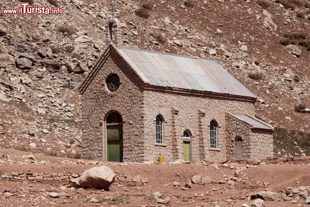 Immagine Una bella chiesetta nella catena montuosa delle Ande, Mendoza, Argentina. Costruita con la pietra locale, si fonde in maniera armoniosa con il paesaggio circostante.