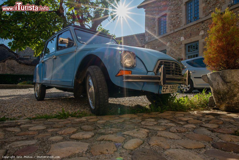 Immagine Una bella Citroen Dyane parcheggiata nel villaggio di Perouges, Francia - © DeGe Photos / Shutterstock.com