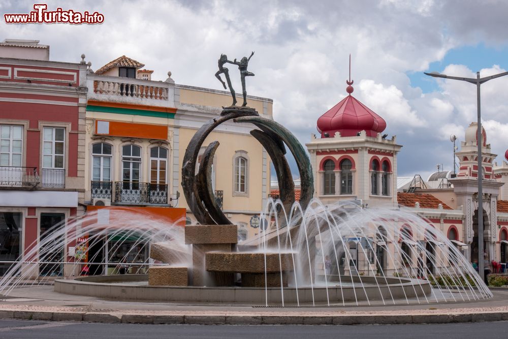 Immagine Una bella fontana d'acqua nel centro cittadino di Loulé, Portogallo.