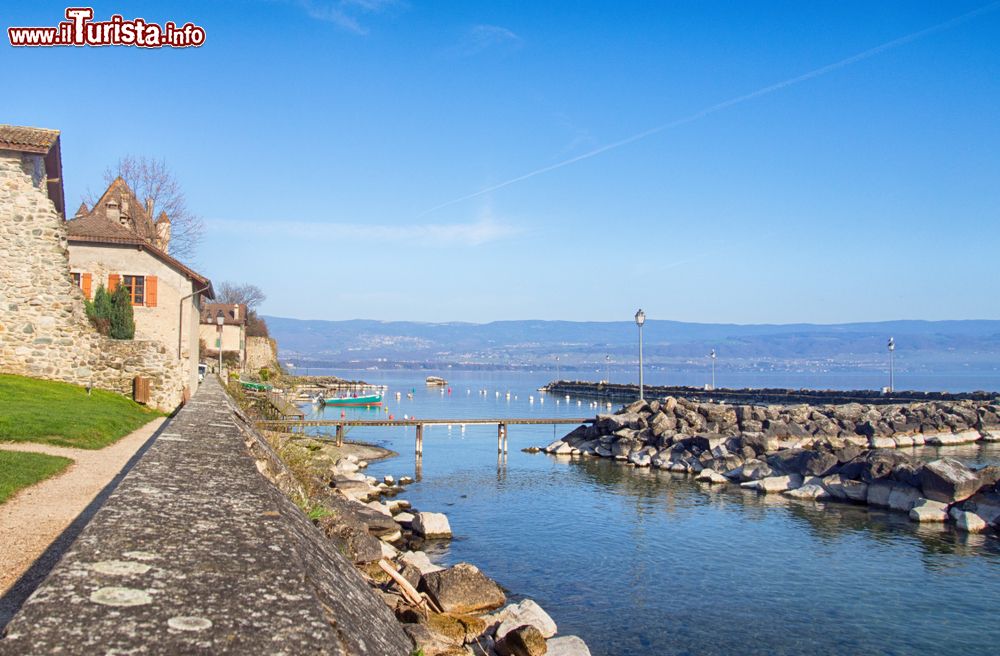 Immagine Una bella giornata di sole a Yvoire, cittadina sulla sponda meridionale del Lago Lemano, in Francia.