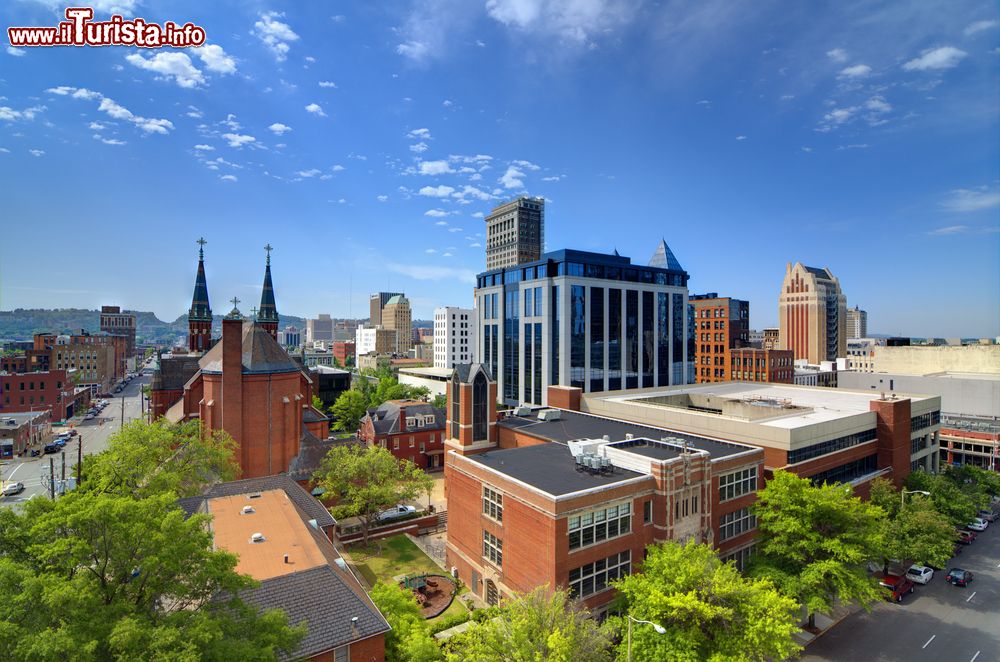 Immagine Una bella immagine di Birmingham, Alabama, USA, con le guglie della cattedrale di St. Paul.