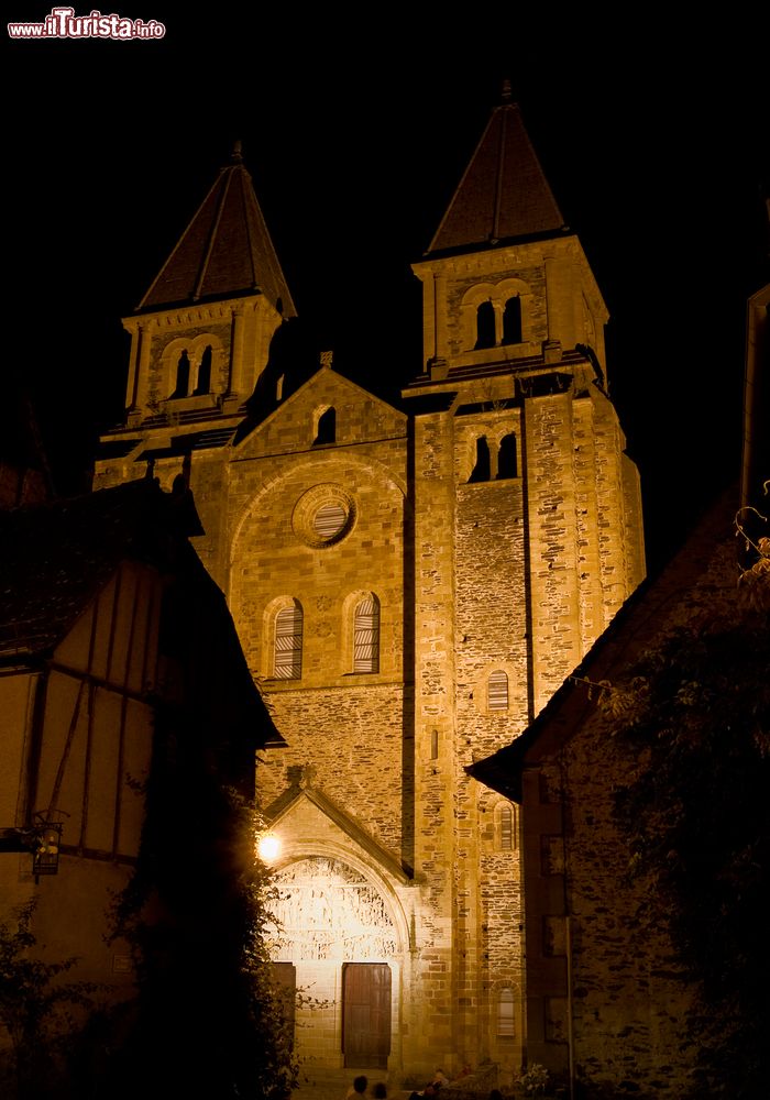 Immagine Una bella immagine di Conques di notte, Francia.