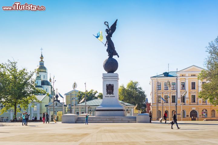 Immagine Una bella immagine di Piazza della Costituzione a Kharkiv, Ucrana. - © Mariia Golovianko / Shutterstock.com