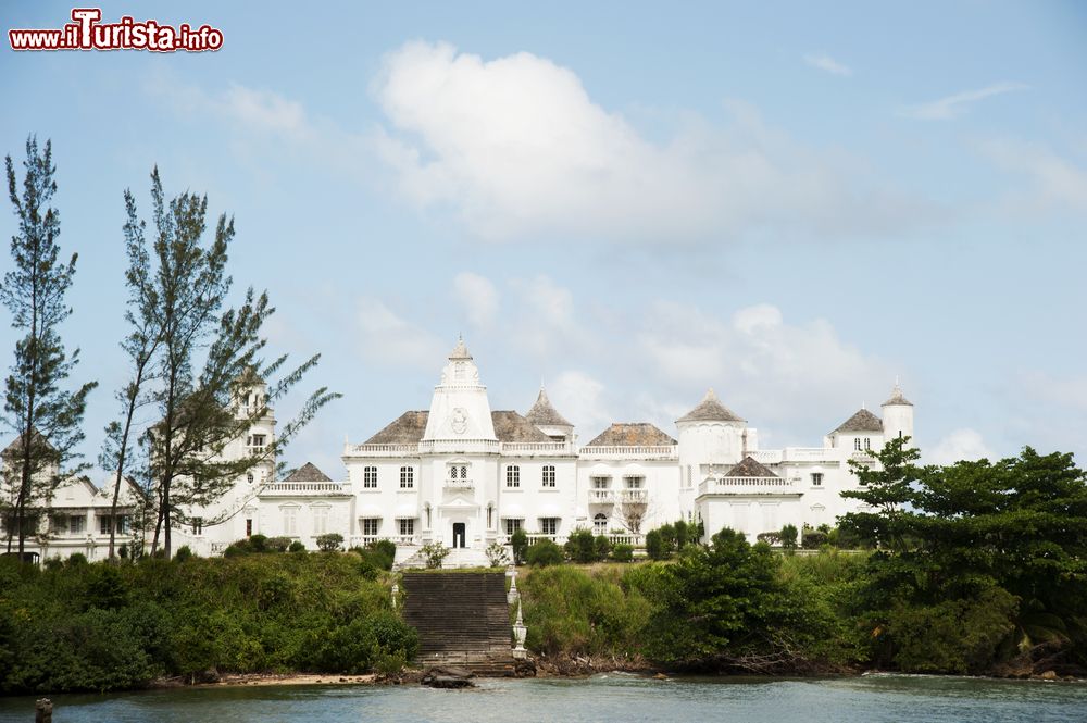 Immagine Una bella immagine di Trident Castle a Port Antonio, Giamaica. Questo castello di otto camere con piscina e chiesetta privata, venne costruito per la baronessa Elizabeth Siglindy Stephan von Thyssen. 
