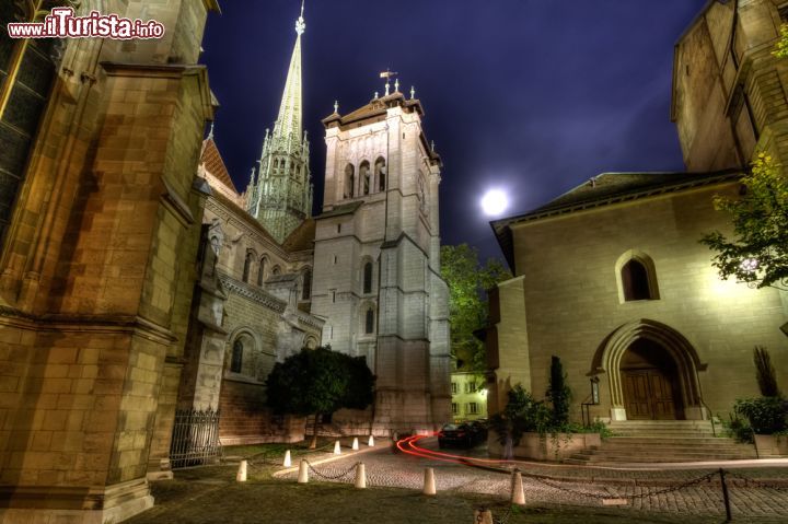 Immagine Una bella immagine notturna della cattedrale di San Pietro a Ginevra, Svizzera. Illuminata dalla luce della luna, questa imponente costruzione religiosa è una bella testimonianza di architettura gotica e neoclassica 