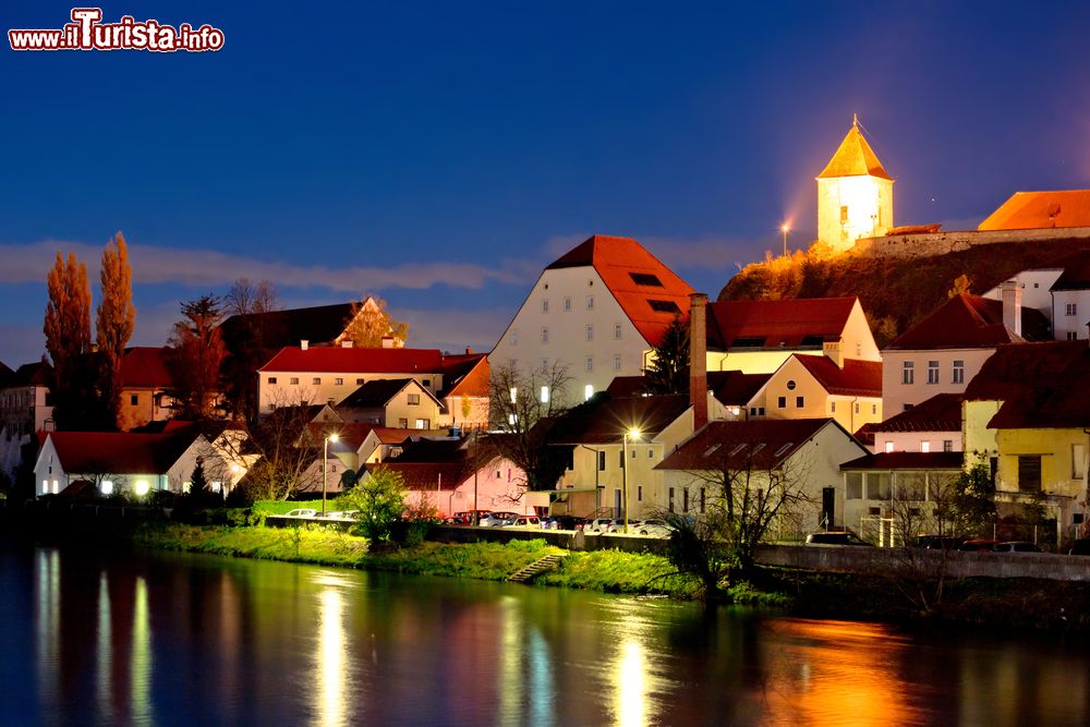 Immagine Una bella immagine notturna di Ptuj adagiata sulle sponde della Drava, Slovenia.