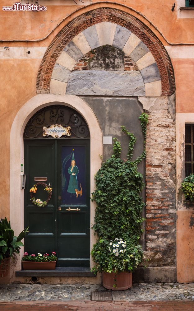 Immagine Una bella porta dipinta nel centro di Albenga, Liguria. Questa antica città è stata fondata in epoca pre-romana e sorge nel Golfo di Genova.