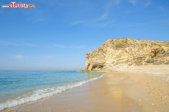 Immagine Una bella spiaggia di sabbia dorata a La Vila Joiosa, nella Comunità Valenciana. Qui siamo nella celebre Costa Blanca della Spagna, zona costiera che si affaccia sul Mar Mediterraneo precisamente fra Capo de la Nao e Capo di Gata.