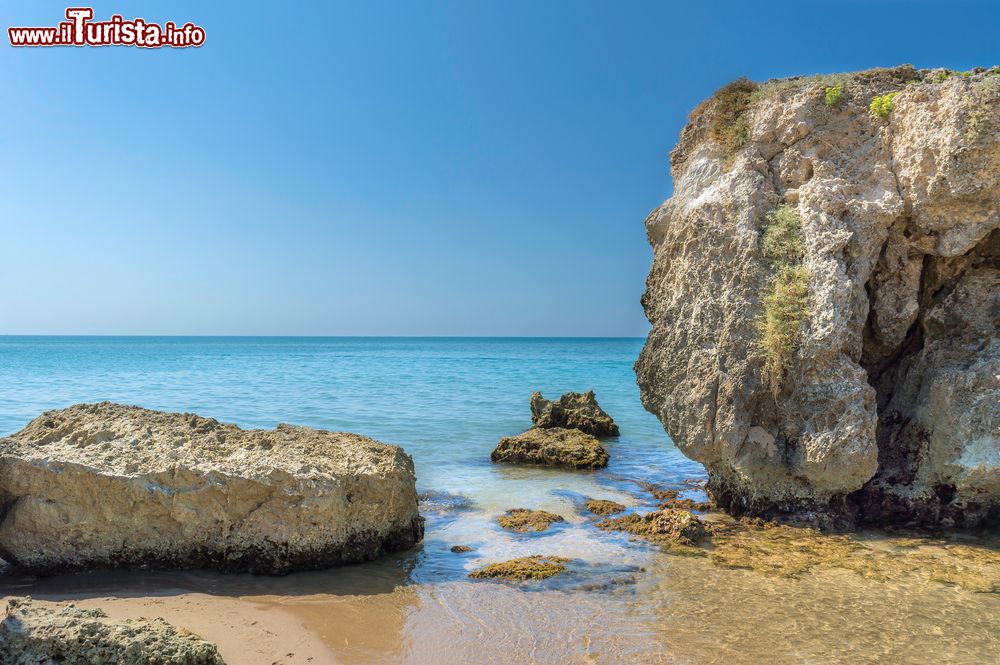 Immagine Una bella spiaggia con rocce vicino a Gela in Sicilia