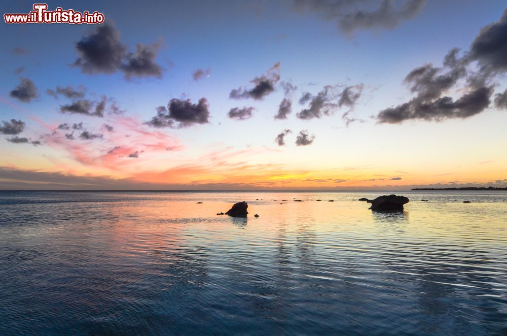 Immagine Tramonto sulle rocce dell'oceano a Eleuthera, Bahamas.