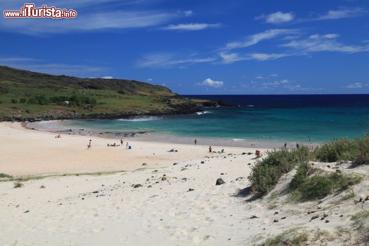 Immagine Una bella spiaggia incontaminata sull'isola di Rapa Nui, Cile. Siamo in uno degli insediamenti abitati più isolati al mondo - © 224480215 / Shutterstock.com