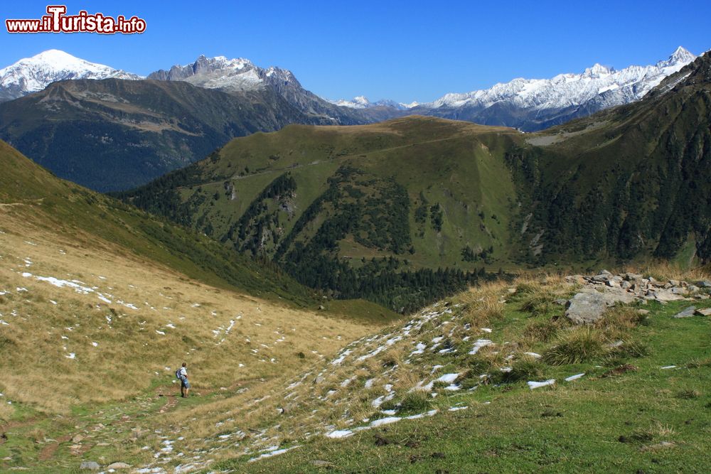 Immagine Una bella valle alpina vicino a Les Contamines-Montjoie, Francia: un escursionista ammira il paesaggio naturale.