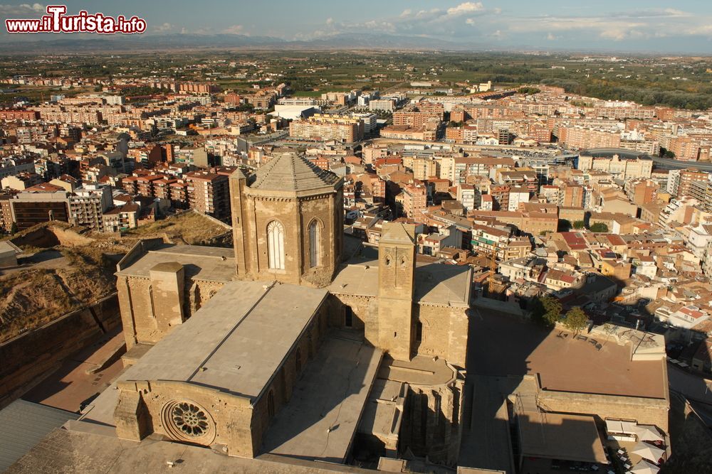 Immagine Una bella veduta aerea della cattedrale di Lerida, Spagna. Sorge su un'altura che attraversa la città della Catalogna.