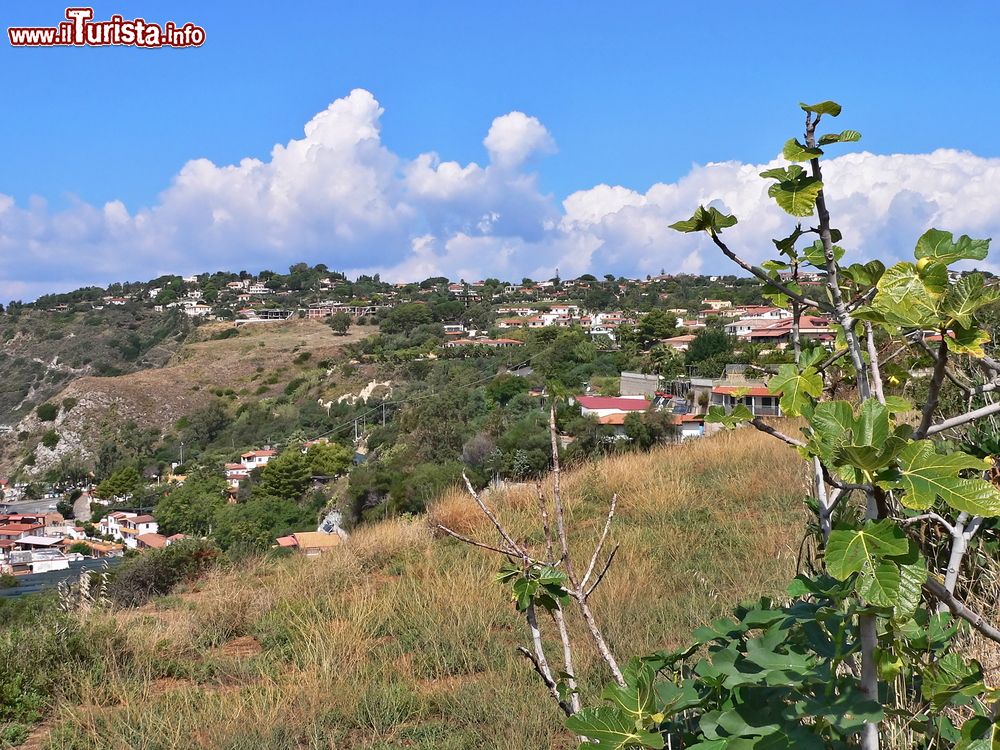 Immagine Una bella veduta cittadina di Ricadi, Calabria. Questo territorio è stato abitato sin da epoche remote.