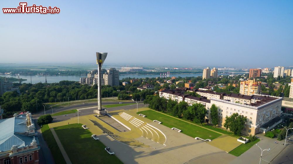 Immagine Una bella veduta dall'alto di Piazza del Teatro a Rostov-on-Don, Russia.