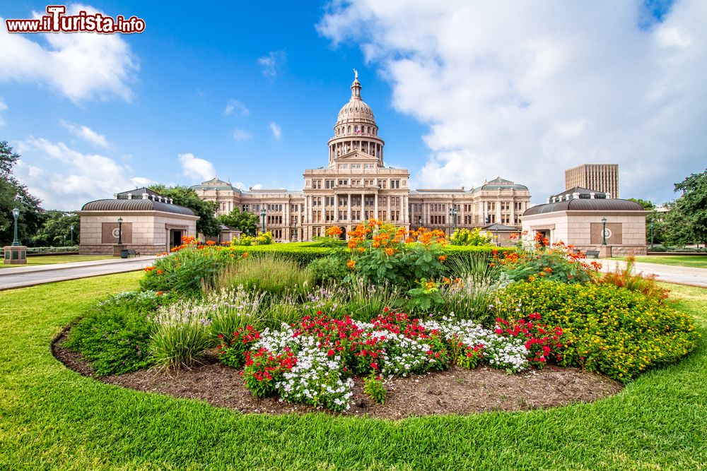 Immagine Una bella veduta del Campidoglio di Austin, Texas (USA): al suo interno si trovano gli uffici della Legislatura del Texas e del Governo.